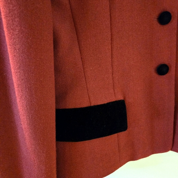 Andrea Viccaro Burgundy & Black Woman's Business Suit, Size 12/14 - Picture 7 of 12